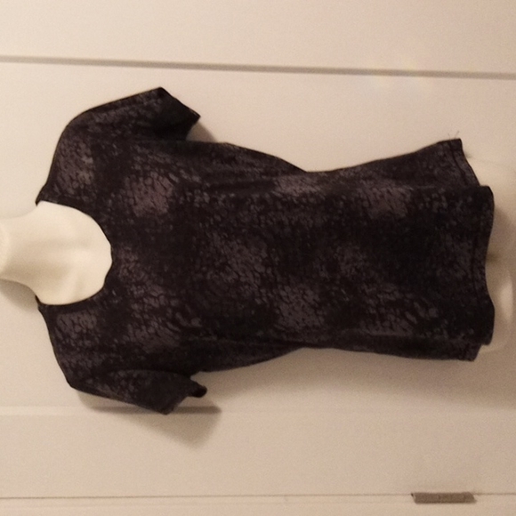 Under Armour Tops - EUC Under Armour Fitted Heat Gear Black and Gray T Shirt Ladies Small